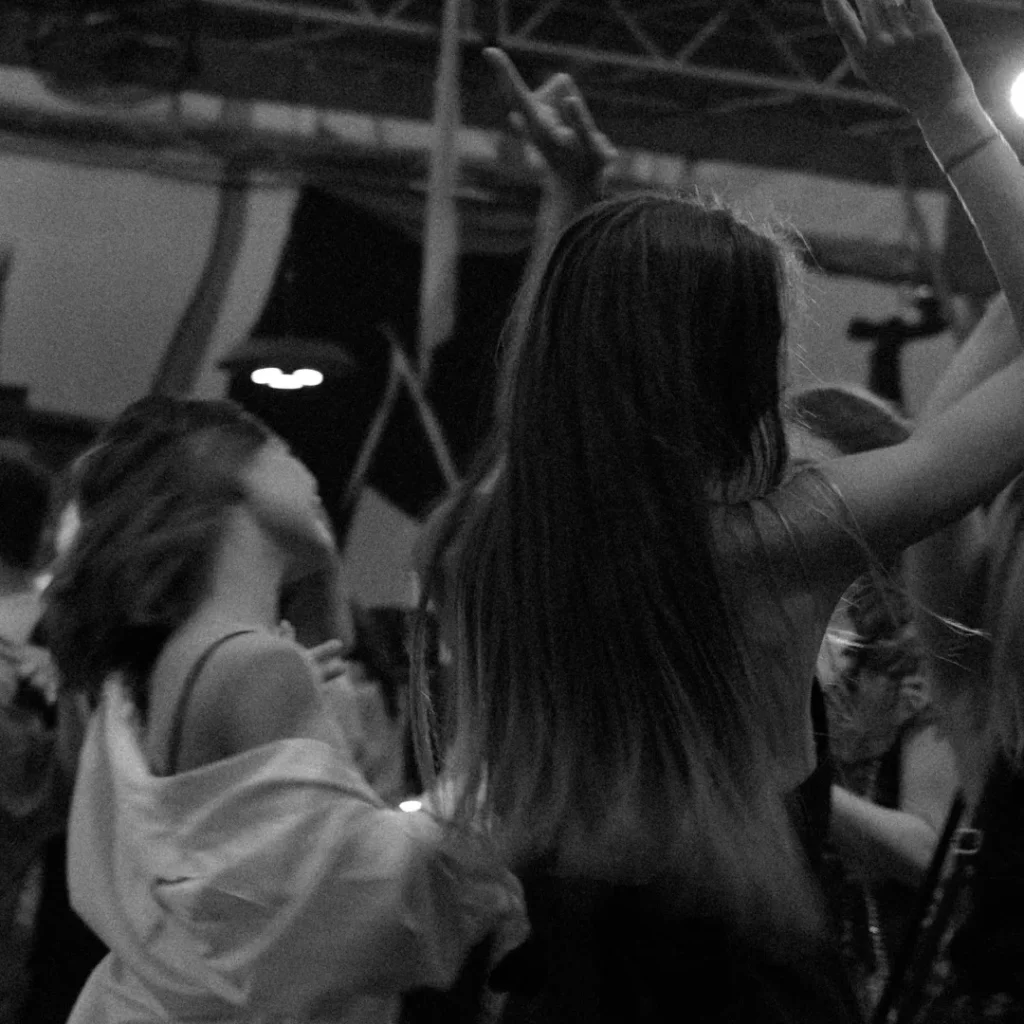 Deux filles qui dansent en soirée