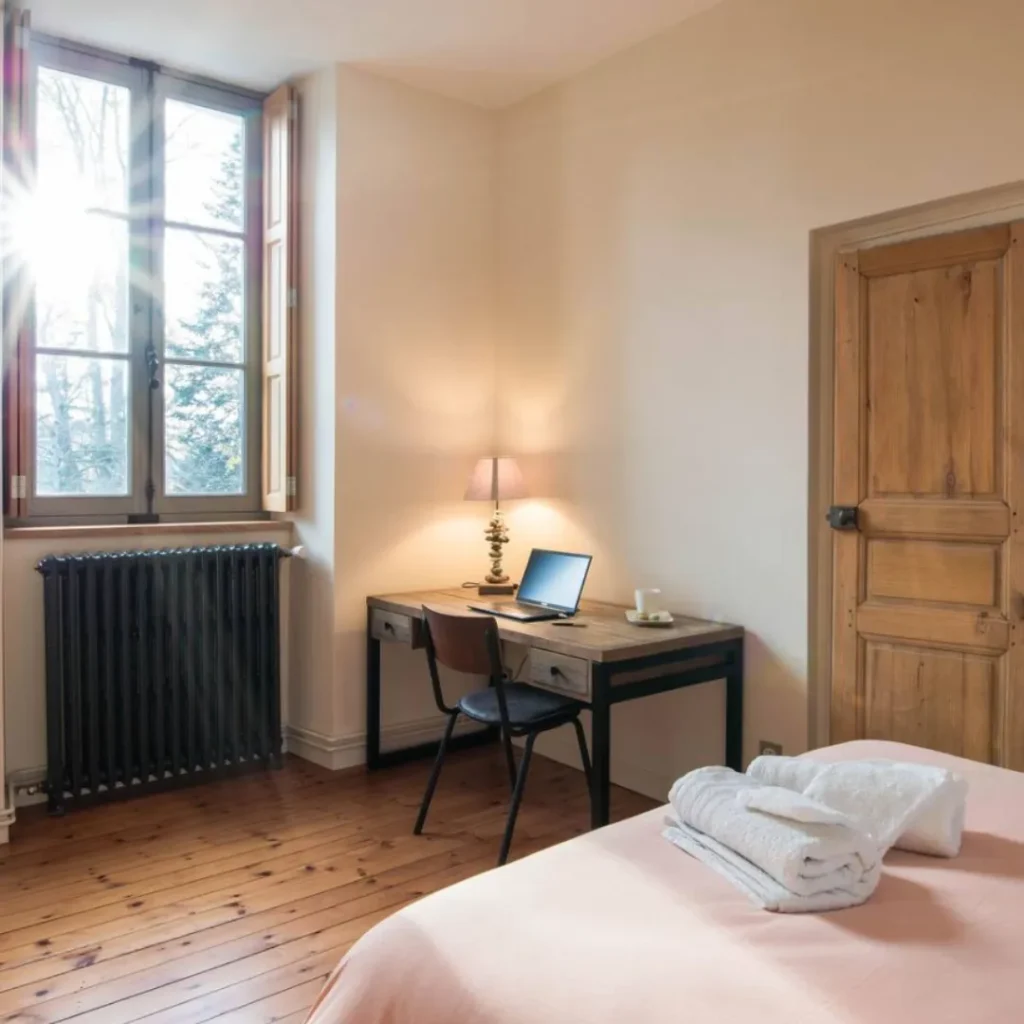 Chambre avec lit double lors d'un voyage en France