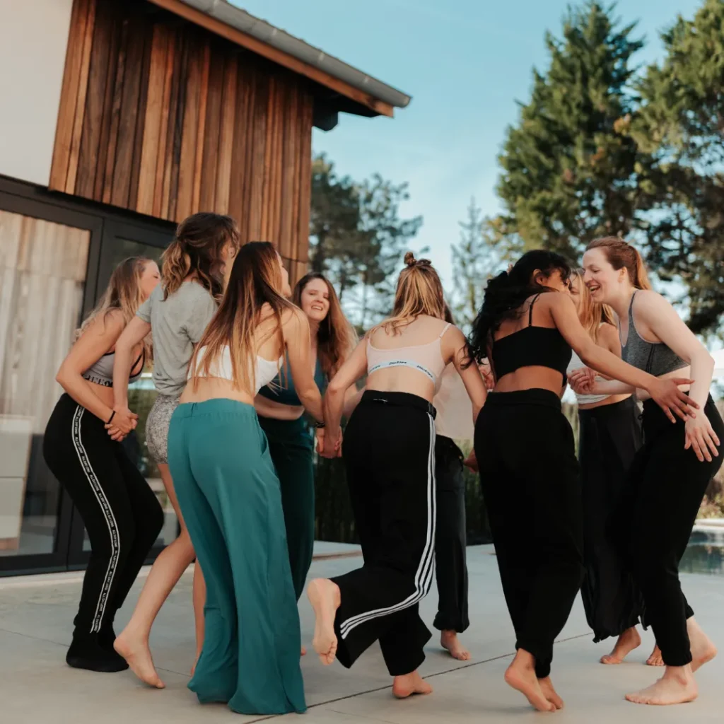Femmes partageant un moment conviviale sur une terrasse lors d'un voyage de danse