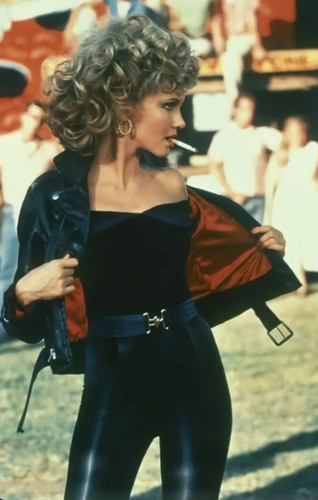 Femme habillée avec des habits des années 80 faisant un shooting photo