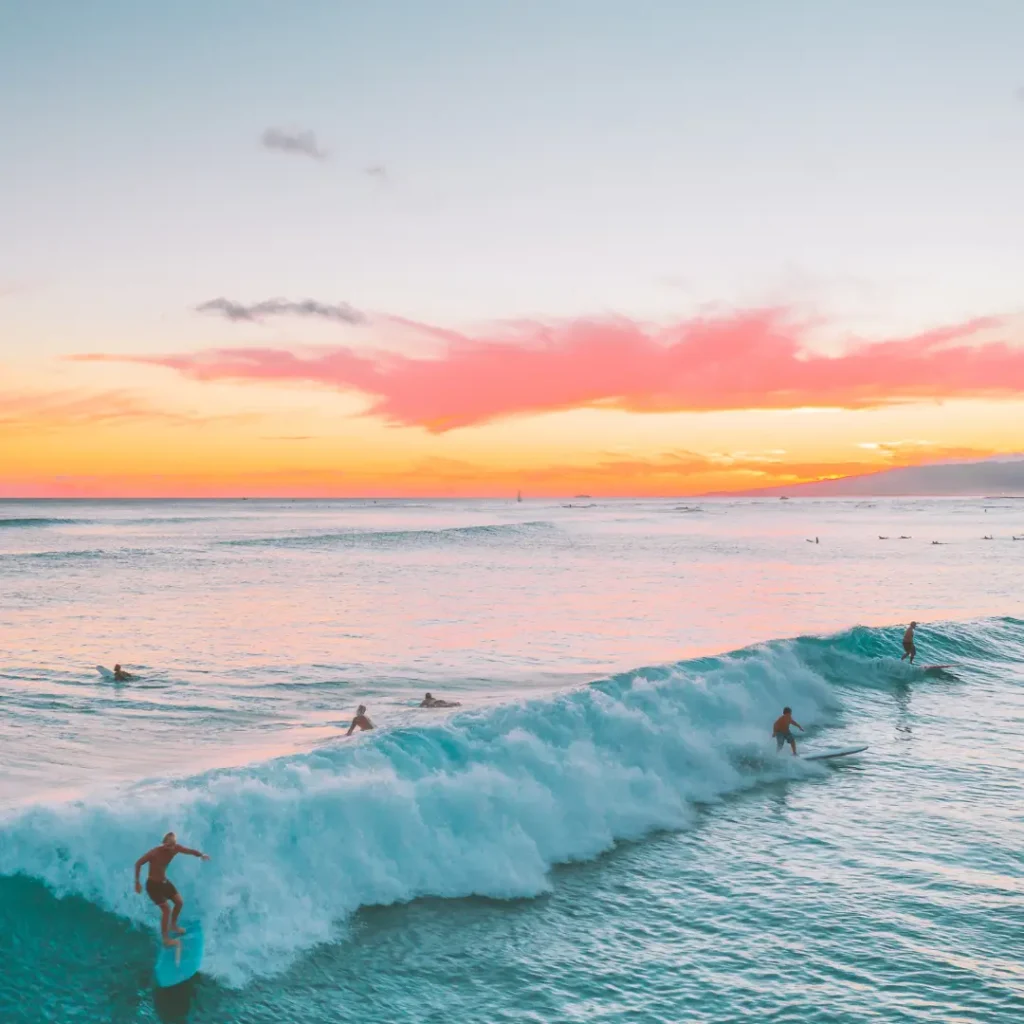 Surfeurs avec coucher de soleil d'un voyage aventure