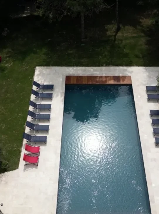 Jardin, terrasse avec piscine lors d'un voyage en France