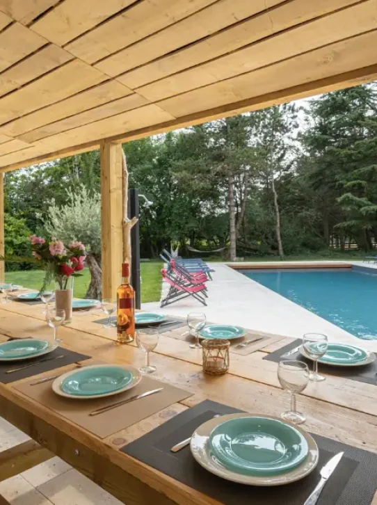 Grande table donnant sur une terrasse avec piscine lors d'une retraite de danse